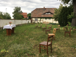 Vor einem Freiluftgottesdienst Johannestag 2020 Pechau